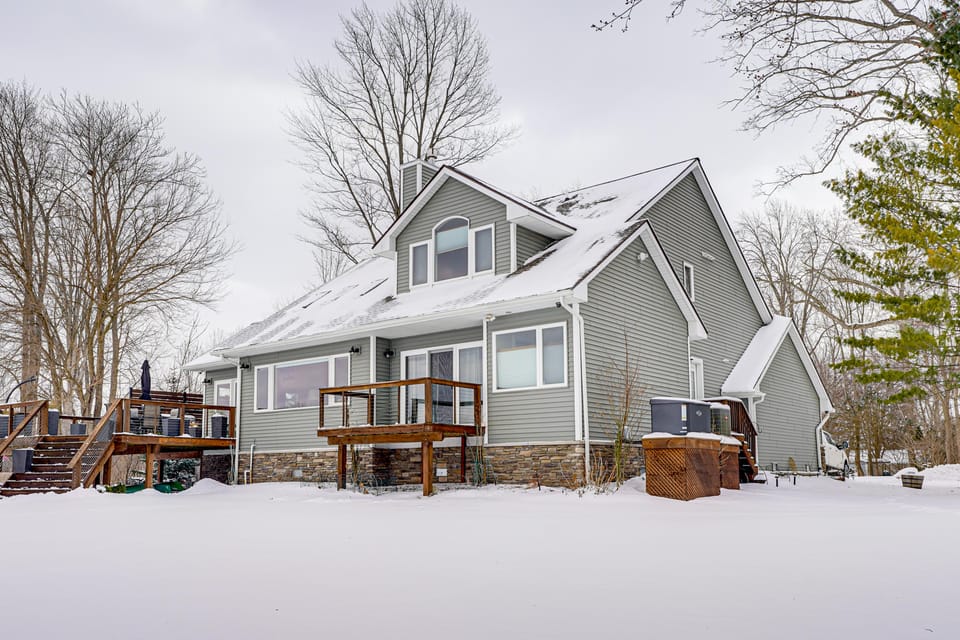 Lakefront Escape w/ Deck: 10 Mi to Ann Arbor! House in Michigan