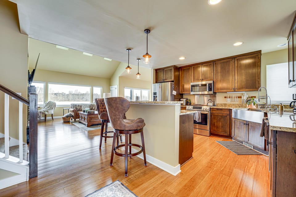 Lakefront Escape w/ Deck: 10 Mi to Ann Arbor! House in Michigan