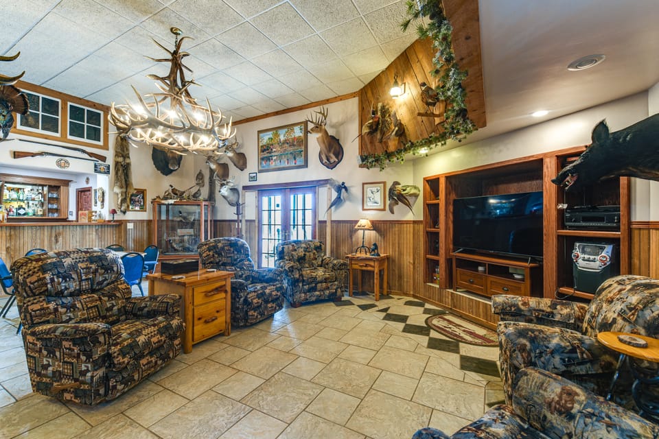 Hot Tub, Fire Pit! Massive Mt Vernon Hunting Lodge House in South Dakota