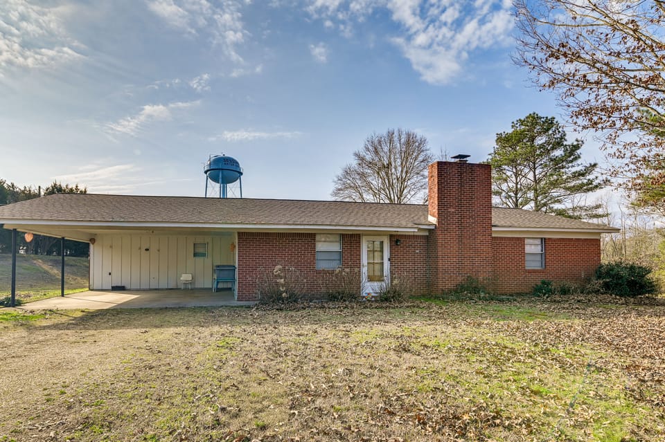 2 Mi to MSU Campus! Family Abode w/ Spacious Yard House in Mississippi