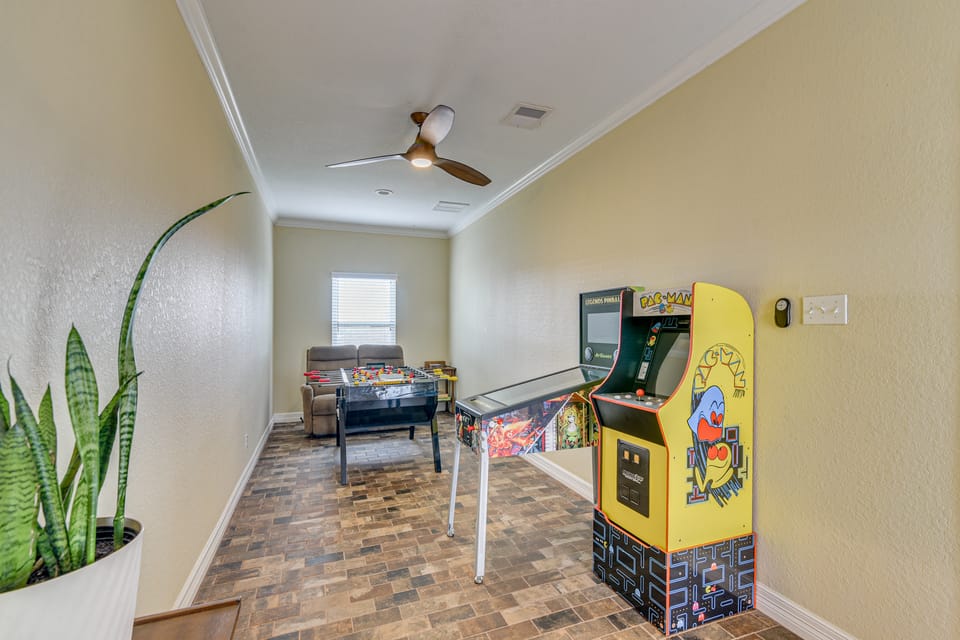 Saltwater Pool! Epic Galveston Bay Group Getaway! House in San Leon