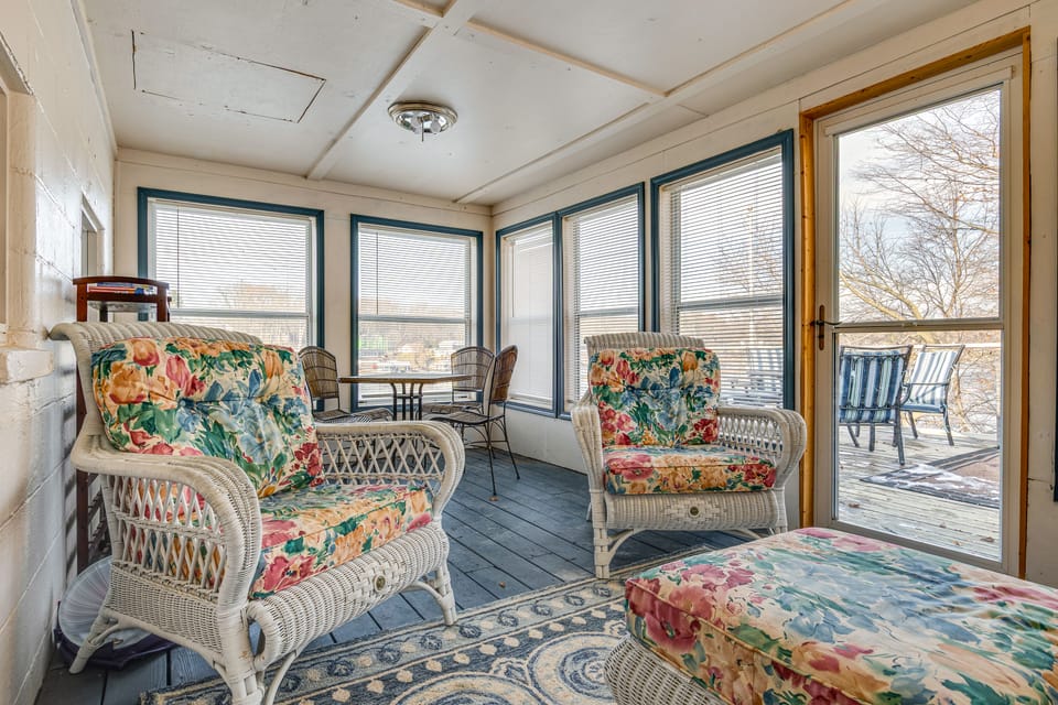6 Mi to Indiana Beach! Waterfront Studio w/ Dock Apartment in Indiana