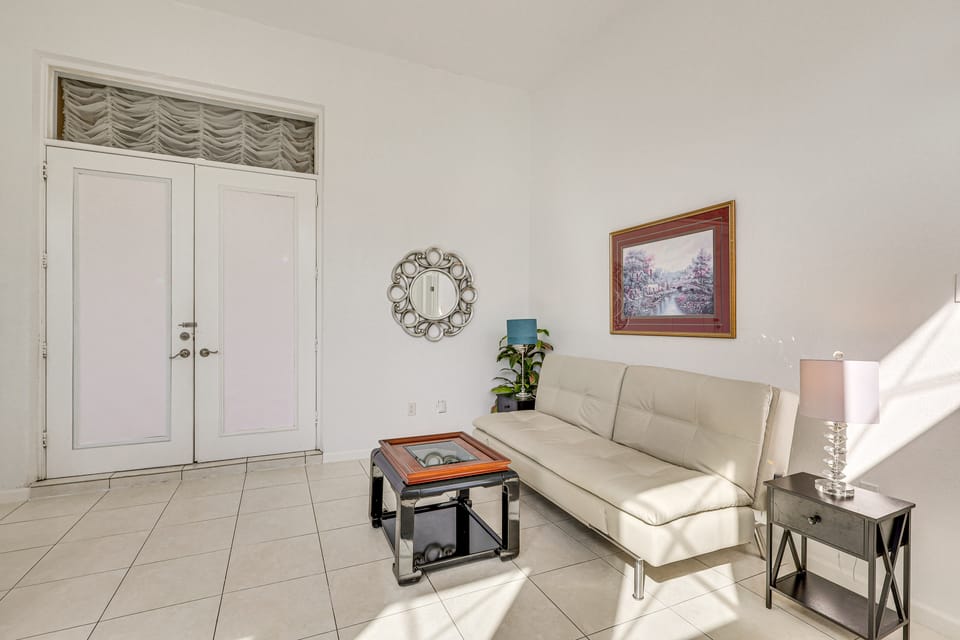 Near Apollo Beach! Bright Apt w/ Essentials Apartment in Ruskin