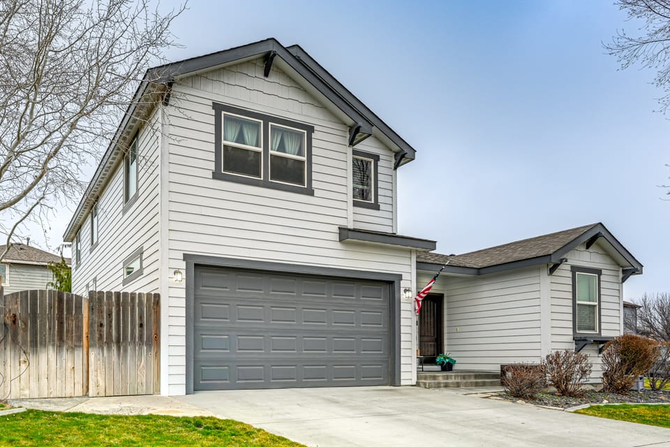 Fenced Yard & Fire Pit! Kennewick Family Retreat House in Kennewick