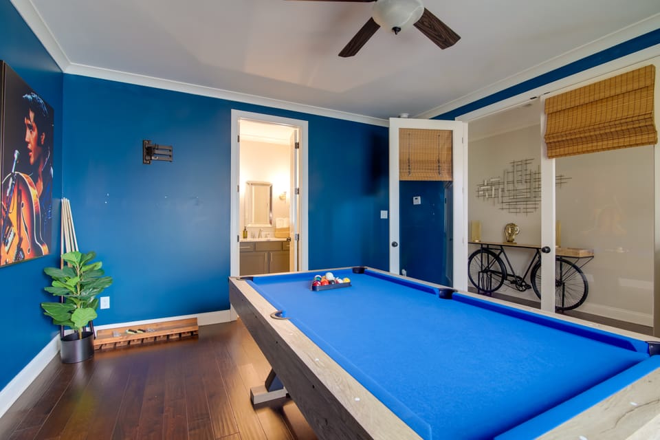 Pool Table! Walkable Stay in Midtown MEM House in Memphis