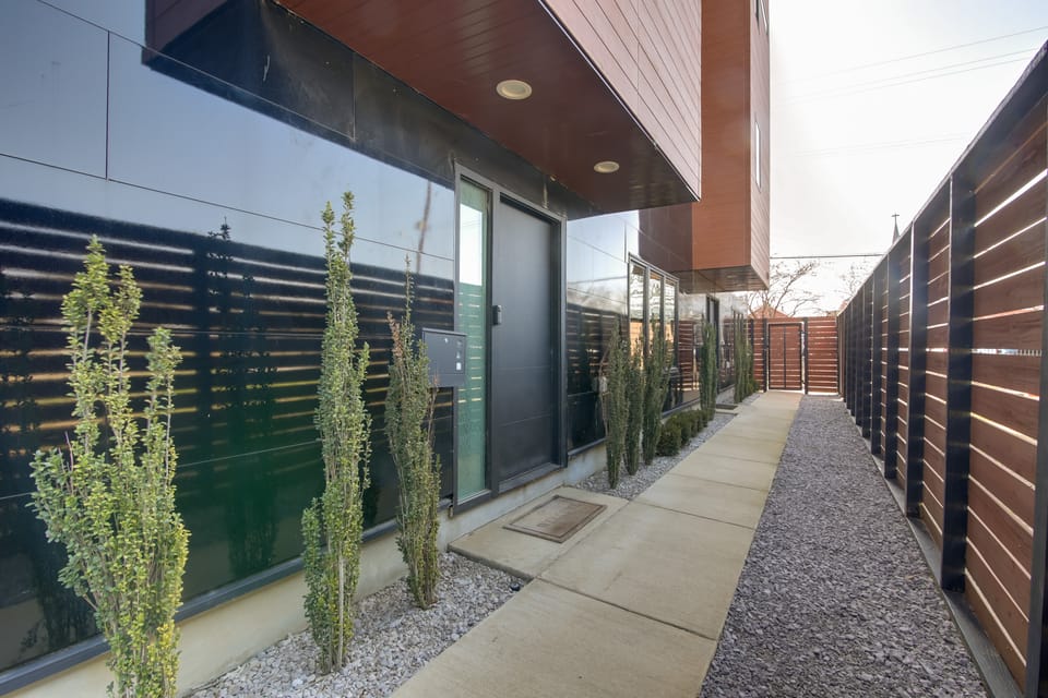 Walk to FedEx Forum! Luxe Townhome w/ Rooftop Deck Apartment in Memphis