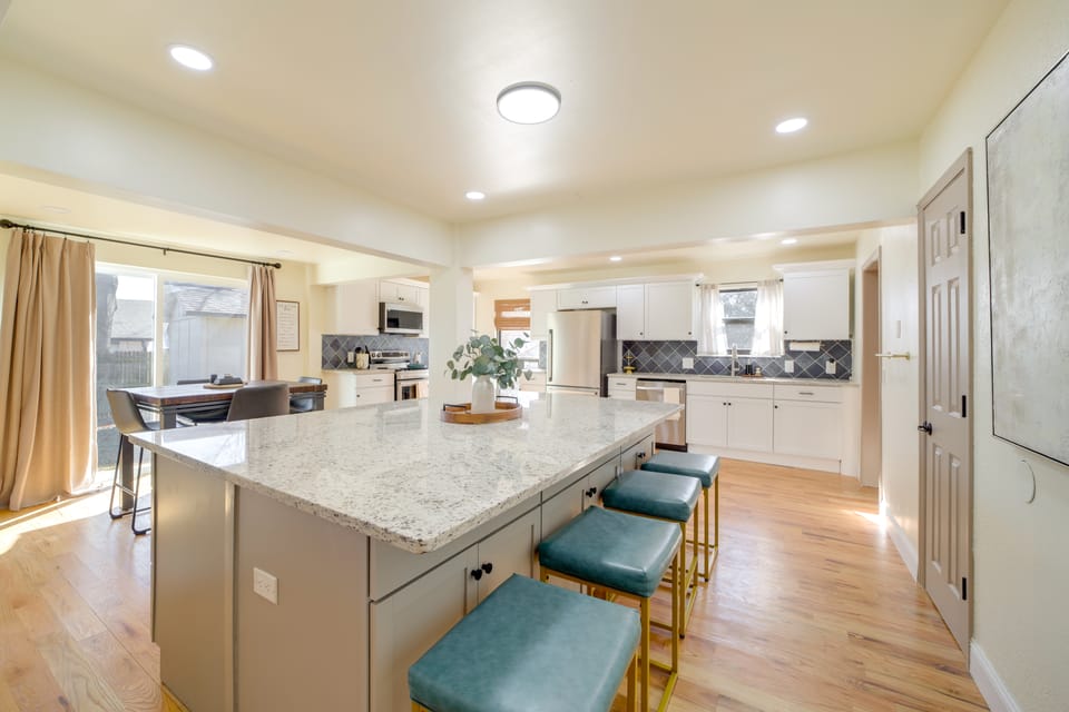 Groups Welcome, Central Location! Tulsa Gem + Yard House in Tulsa