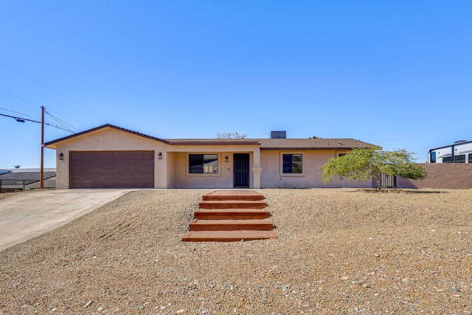 2 Mi to SARA Park: Family Retreat w/ Fire Pit House in Lake Havasu City