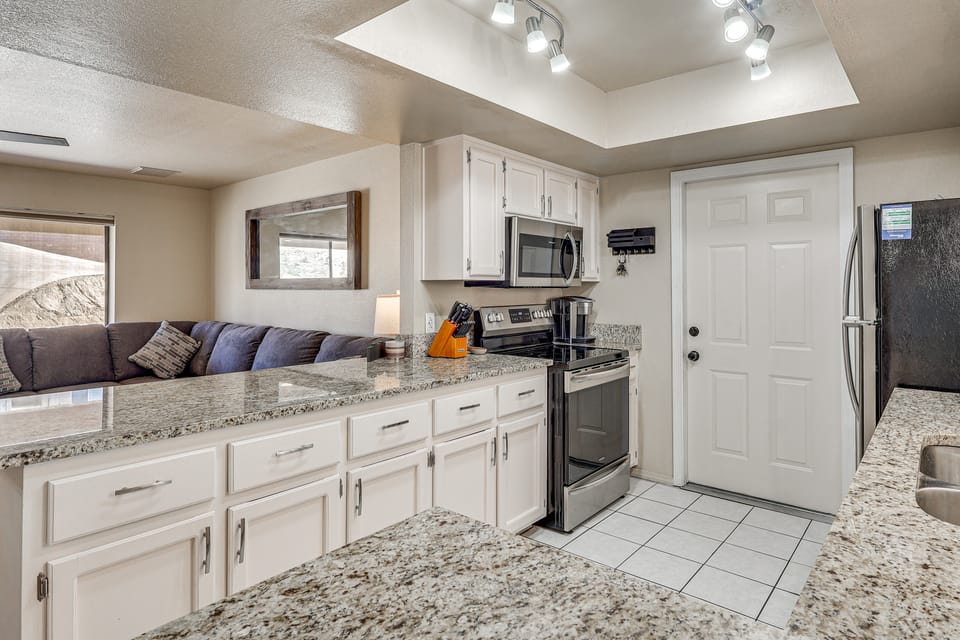 2 Mi to SARA Park: Family Retreat w/ Fire Pit House in Lake Havasu City