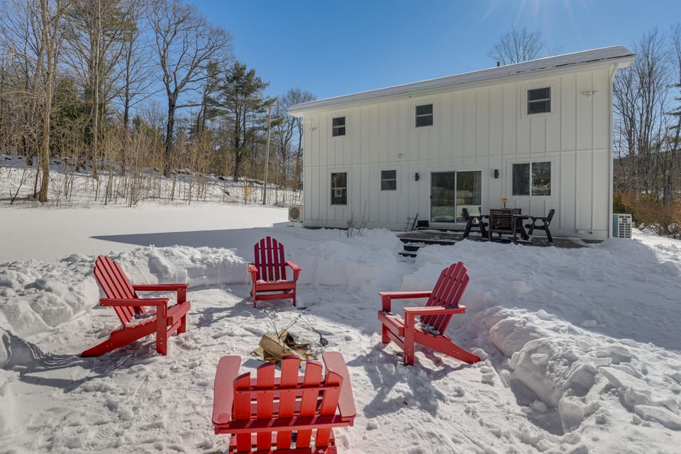 Bradford Group Getaway! Cabin w/ Deck & Fire Pit House in Newbury