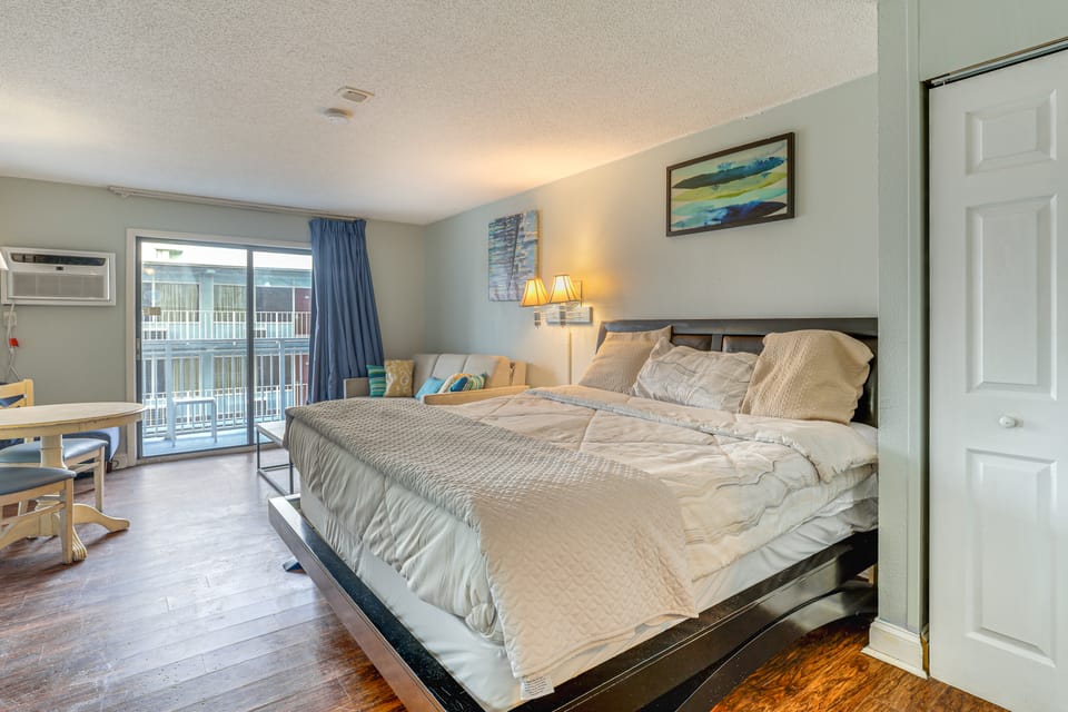 Ocean-View Balcony! Couples Escape in Myrtle Beach Apartment in Myrtle Beach