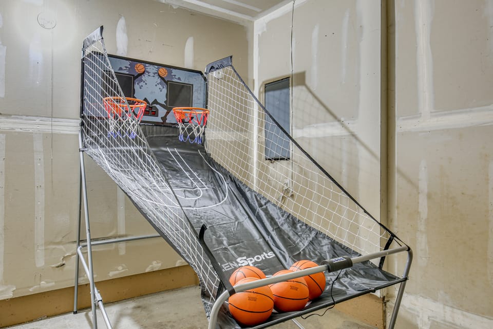 Willamette Wine Country Stay! Walk to Rainbow Lake House in Eugene