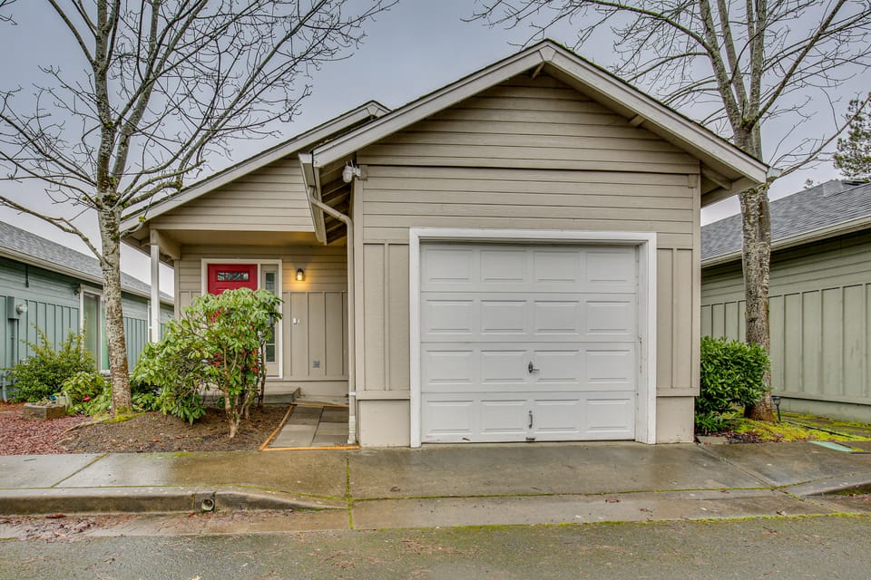 Willamette Wine Country Stay! Walk to Rainbow Lake House in Eugene