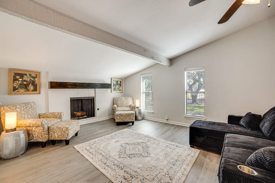 DFW Home Base! Quiet Suburb Stay w/ Yard House in Carrollton