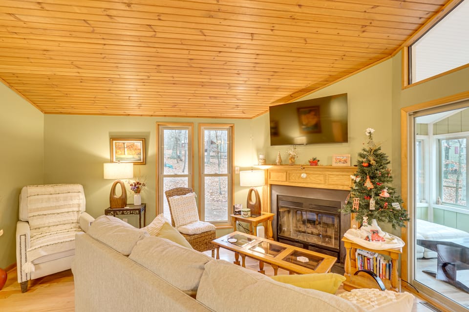 Hike & Golf! Family Home 15 Mi to Berkeley Springs House in Shenandoah Valley