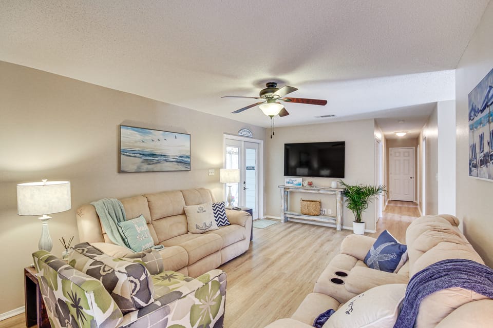 'Sea La Vie' Coastal Getaway Steps from the Beach House in Waveland