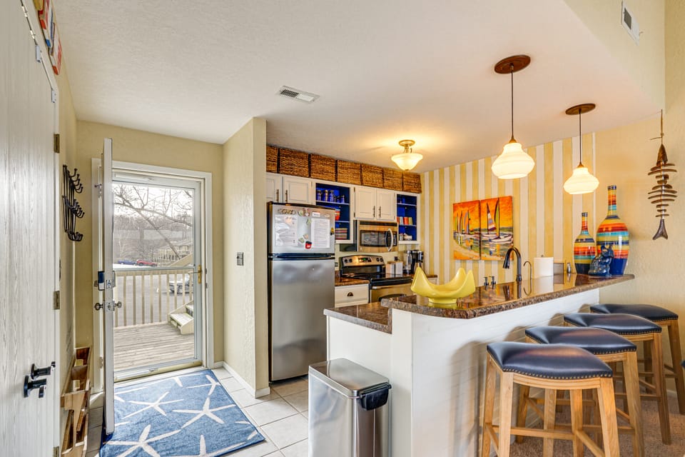 180 Main Channel View! Poolside Apt in Osage Beach Apartment in Lake of the Ozarks