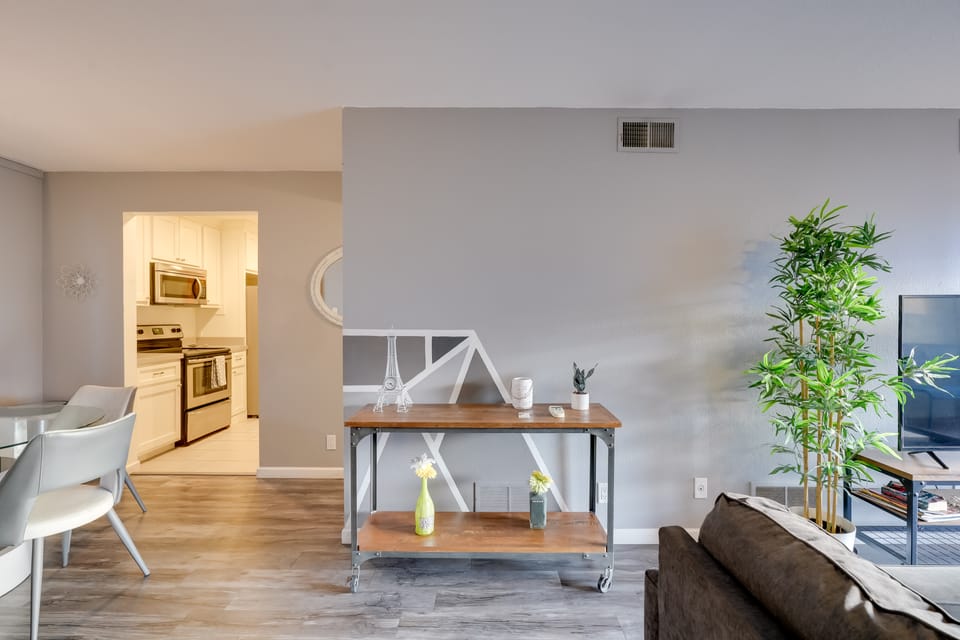 Fully Renovated! Walkable Old Town Condo Apartment in Scottsdale