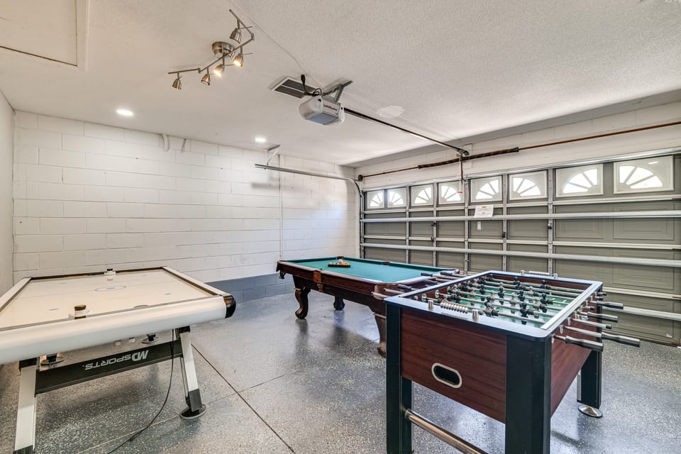 5 Mi to Disney: Renovated Group Getaway, Game Room House in Four Corners