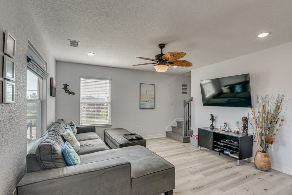 Walk to Surfside Beach: Coastal Family Retreat House in Surfside Beach