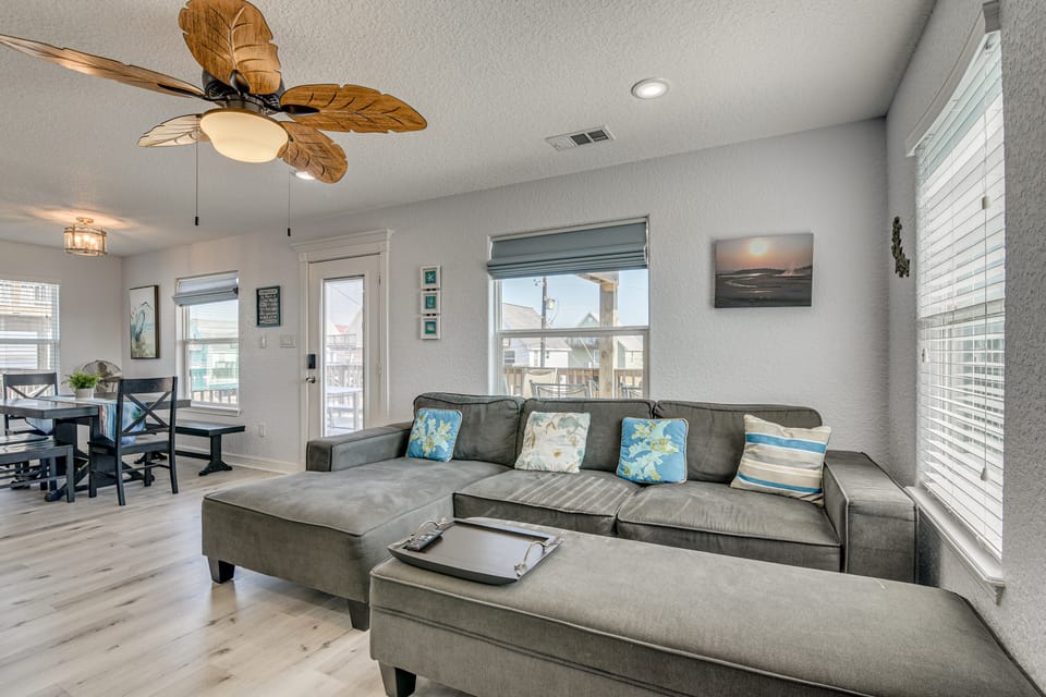 Walk to Surfside Beach: Coastal Family Retreat House in Surfside Beach