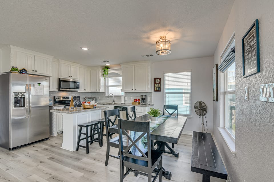 Walk to Surfside Beach: Coastal Family Retreat House in Surfside Beach