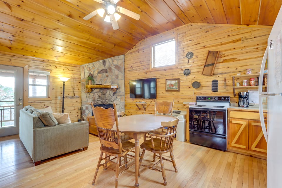 Eureka Springs Cabin on 9+ Acres: Community Perks! House in Arkansas