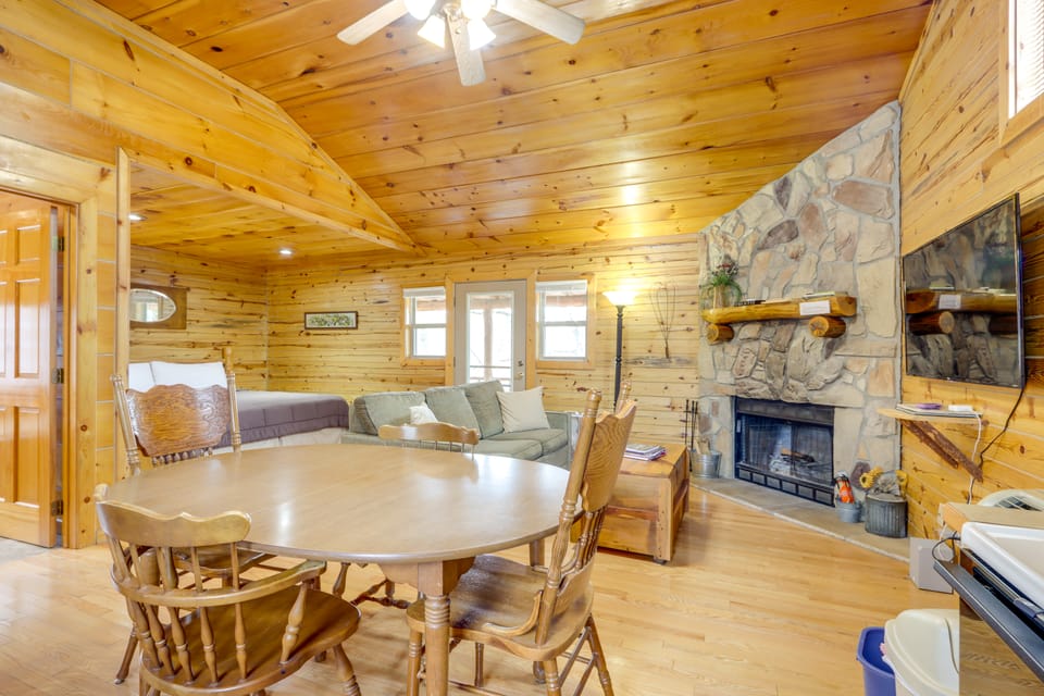 Eureka Springs Cabin on 9+ Acres: Community Perks! House in Arkansas