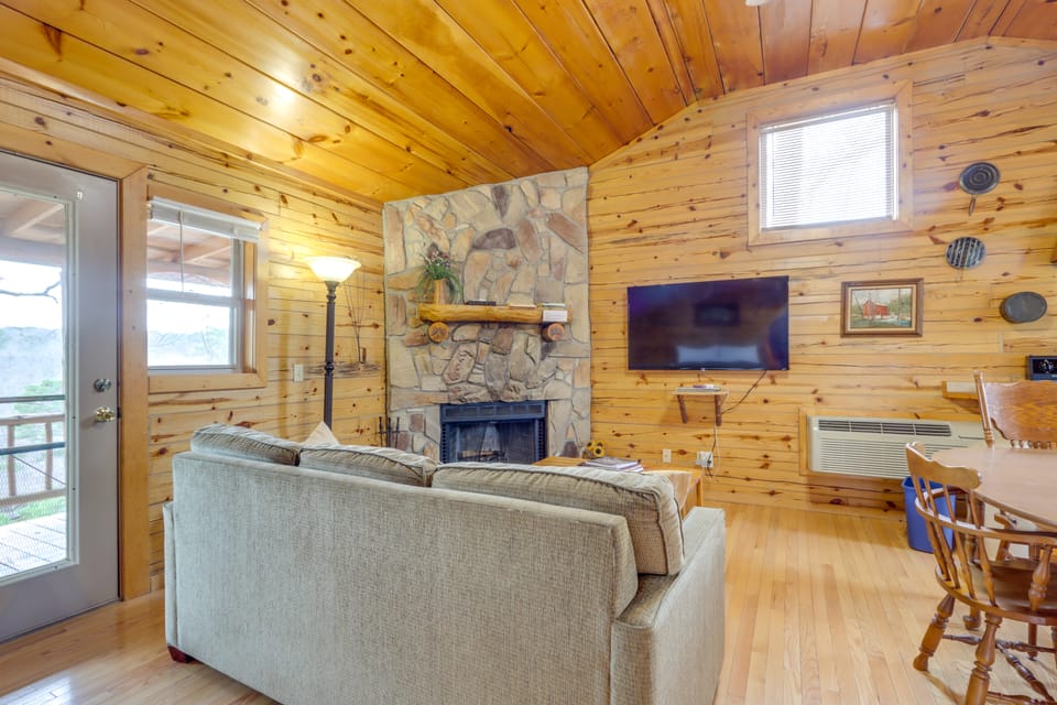 Eureka Springs Cabin on 9+ Acres: Community Perks! House in Arkansas