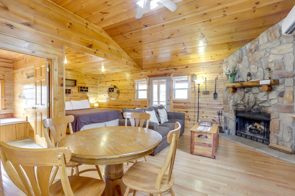 Hike, Play On-Site: Eureka Springs Cabin Near Dtwn House in Arkansas