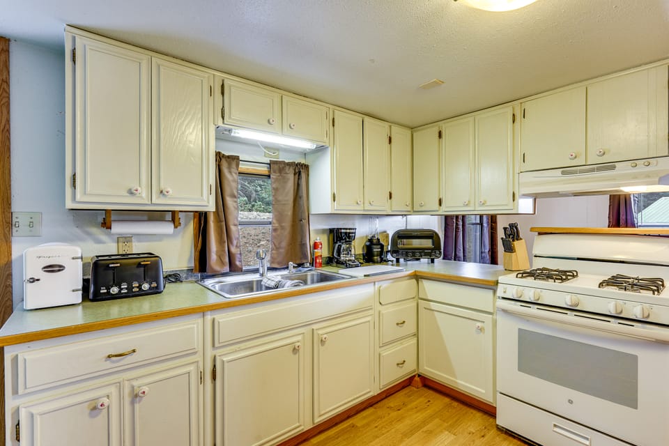 Steps to Lake Isabel & Trails! Mtn-View Hideaway House in Colorado