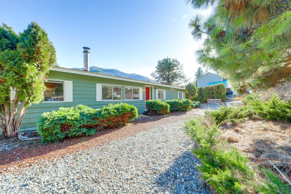 Cozy Waterfront Home w/ Mtn View Near Leavenworth House in Kittitas County