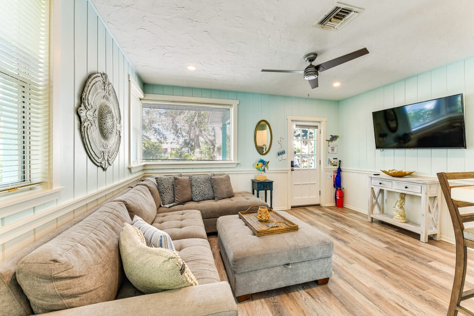 'Vintage Mermaid Cottage' 4 Mi to Siesta Key Beach Cottage in Sarasota