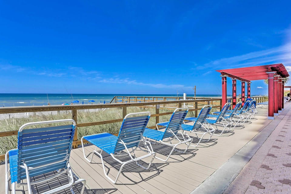 Gulf-Front Fun! Majestic Beach Resort Condo Apartment in Long Beach