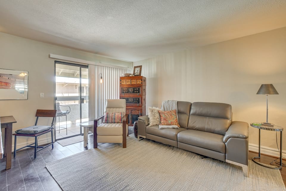 3 Mi to Camelback Mtn! Snowbird Escape w/ Pool Apartment in Phoenix