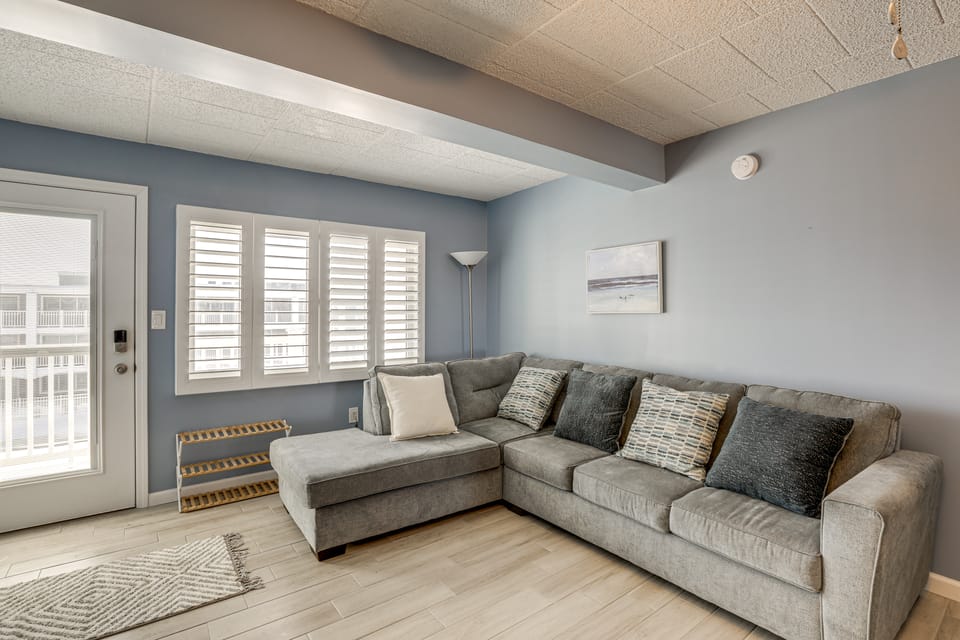 Oceanside Retreat in Mantoloking: Walk to Beach! Apartment in Brick