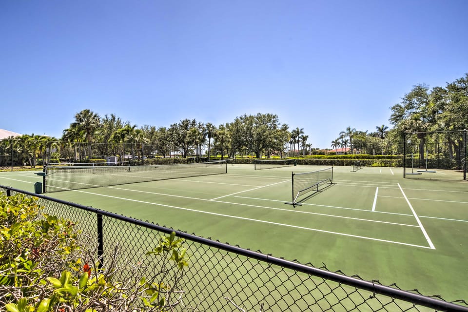 Luxury Waterfront Living! Naples Resort Condo Apartment in Lely Resort