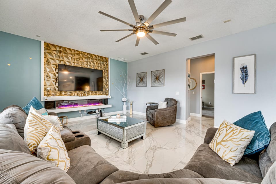 Deck + Community Perks: Home Near Disney Parks! House in Four Corners