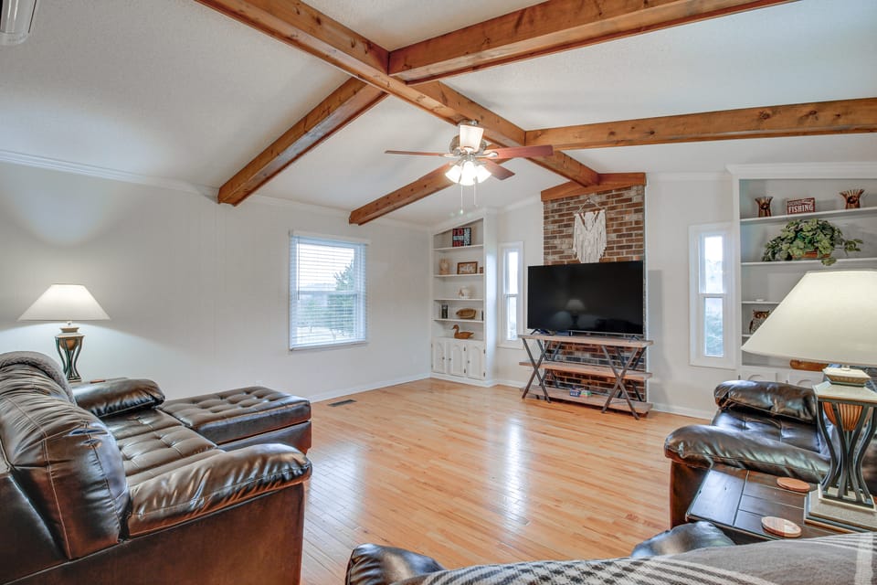 Spacious Fishing Getaway by Lake Guntersville! House in Alabama