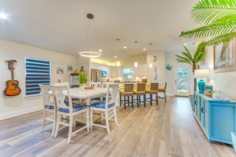 < 2 Mi to Navarre Beach: Group Home w/ Deck + Bar House in Alabama