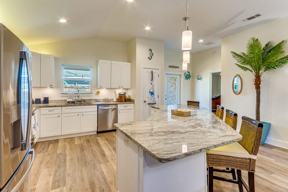 < 2 Mi to Navarre Beach: Group Home w/ Deck + Bar House in Alabama