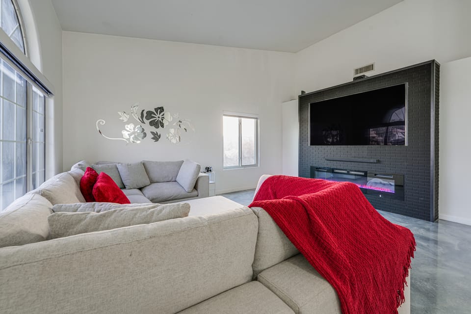 < 1 Mi to Talking Stick Amp! Family Escape w/ Pool House in Phoenix