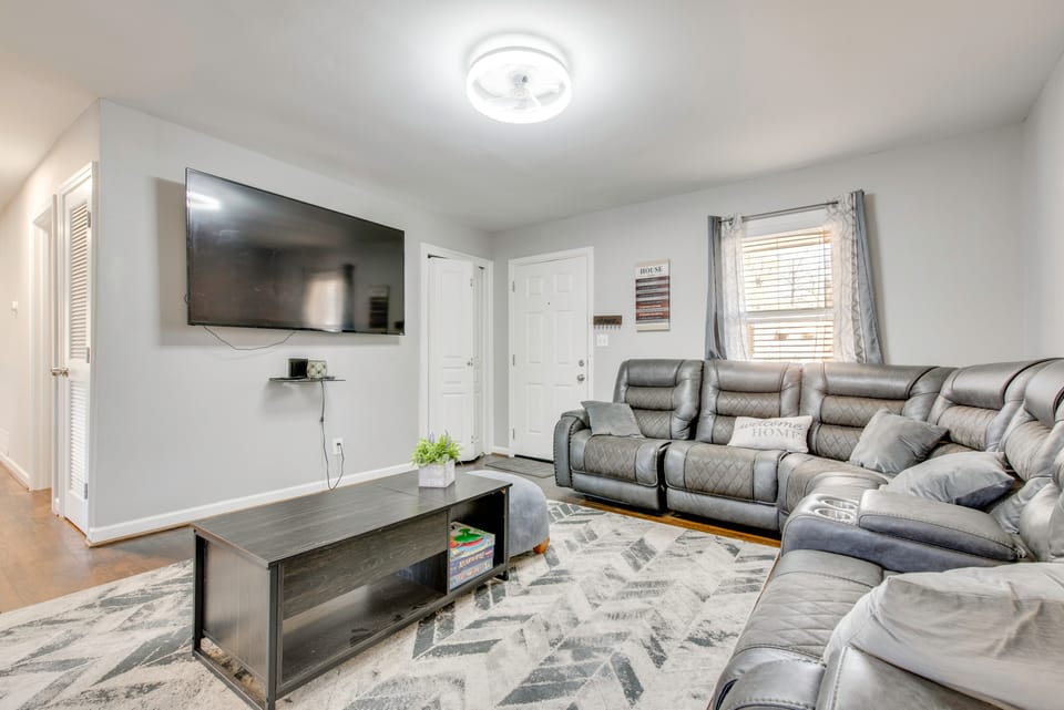 Private Deck, Yard! Family Stay Near Mercedes-Benz House in Atlanta