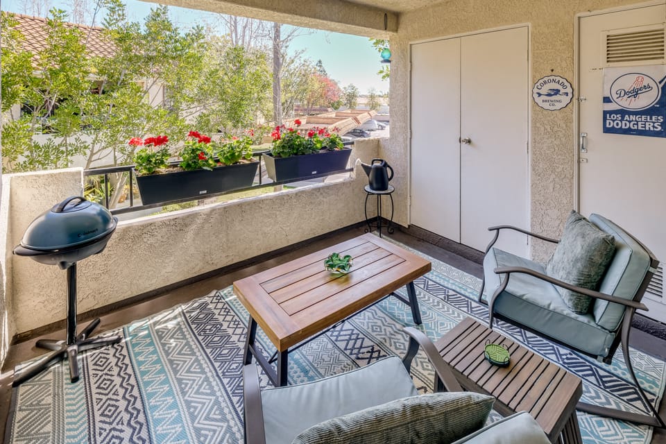 Pool Access + Balcony: Updated Condo Near UCSD! Apartment in Mira Mesa