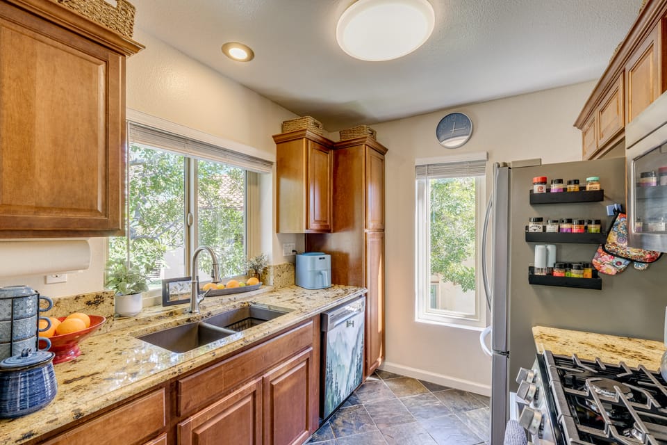 Pool Access + Balcony: Updated Condo Near UCSD! Apartment in Mira Mesa