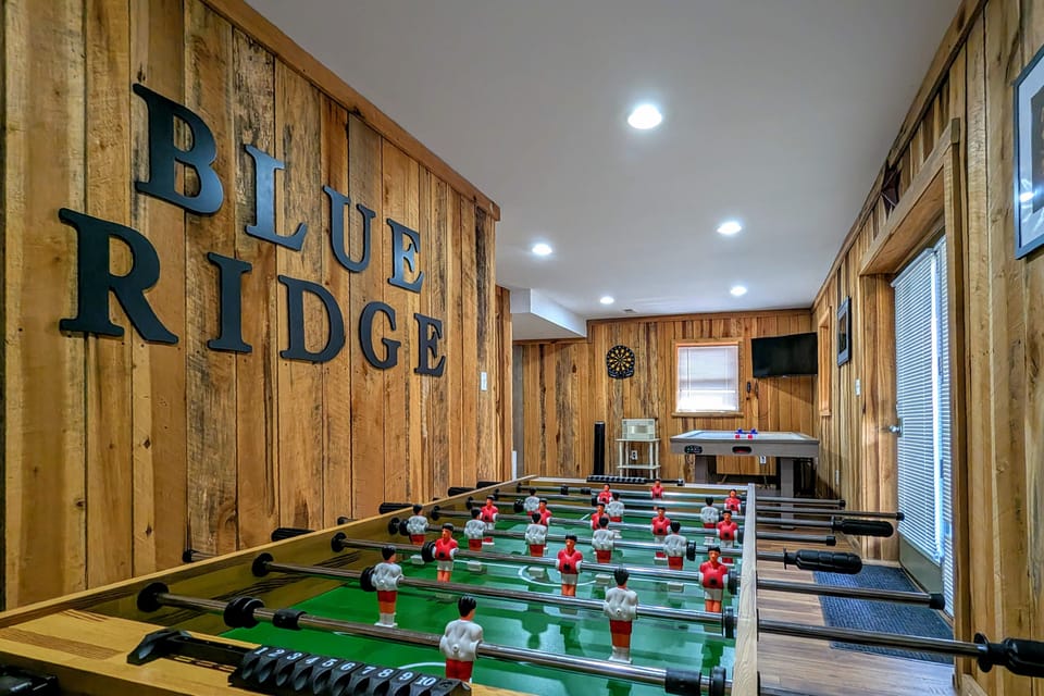 Hot Tub, Game Room & Projector: Blue Ridge Cabin! House in Georgia