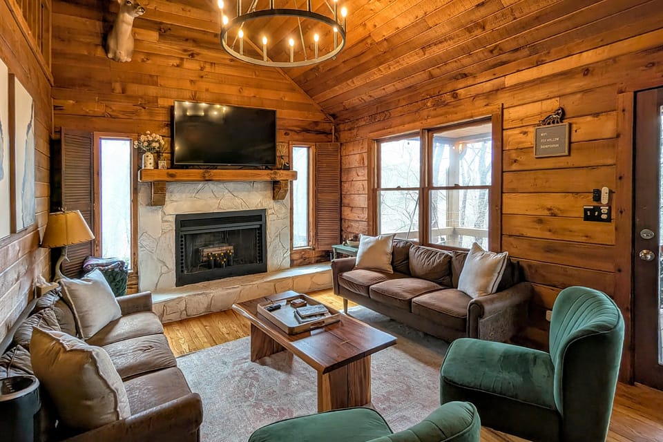 Hot Tub, Game Room & Projector: Blue Ridge Cabin! House in Georgia