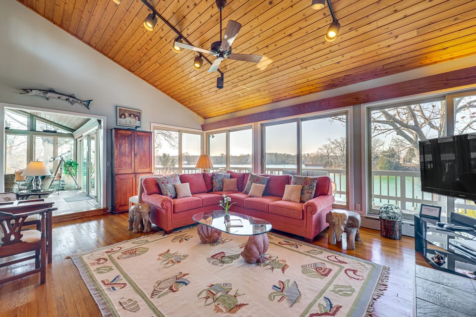 Waterfront, Private Beach, & Dock in Irvington House in Irvington