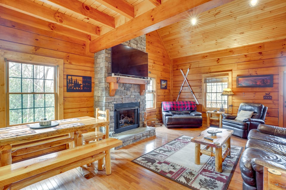 4 Mi to Dtwn Blowing Rock! Family Haven w/ Hot Tub House in Watauga