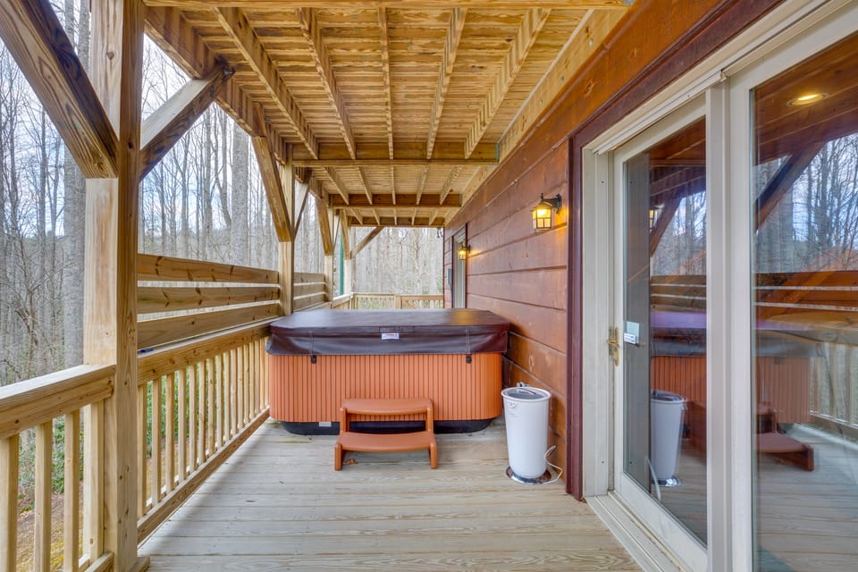 4 Mi to Dtwn Blowing Rock! Family Haven w/ Hot Tub House in Watauga